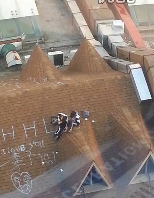 Sốc: Cặp học sinh kéo nhau lên mái nhà tỏ tình - 1