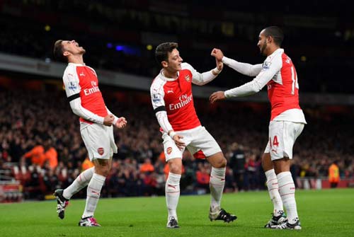 Kỳ lạ Arsenal: Vô đối 12 tháng, trắng tay cả mùa giải - 1