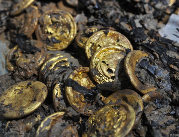 TQ: Phát hiện 285 đồng tiền vàng trong mộ cổ ngàn năm - 1