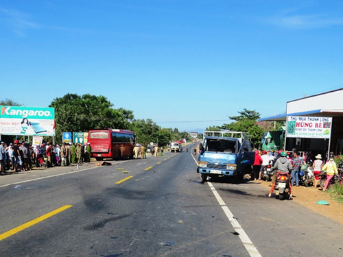 Tai nạn kinh hoàng, 2 người chết, tài xế bỏ trốn - 2