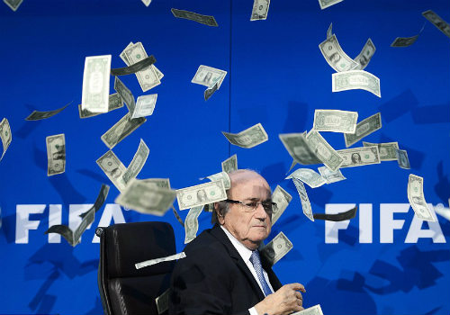 50 hình ảnh thể thao SỐC 2015: Blatter bị ném tiền vào mặt (P1) - 1