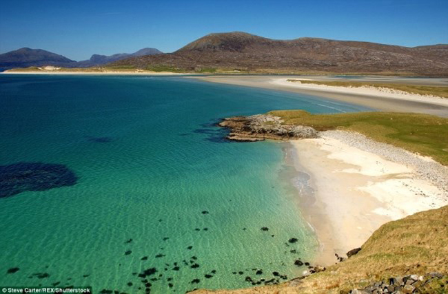 Những bức hình cảnh đẹp tự nhiên thay đổi trong 4 mùa của Scotlandđược ghi lại sinh động qua ống kính của nhiếp ảnh gia Shutterbug Steve Carter, 58 tuổi. (Ảnh: Mùa Xuân tại đảo Outer Hebrides: Cảnh đẹp yên bình với bờ cát trắng mịn và làn nước biển xanh mát)
