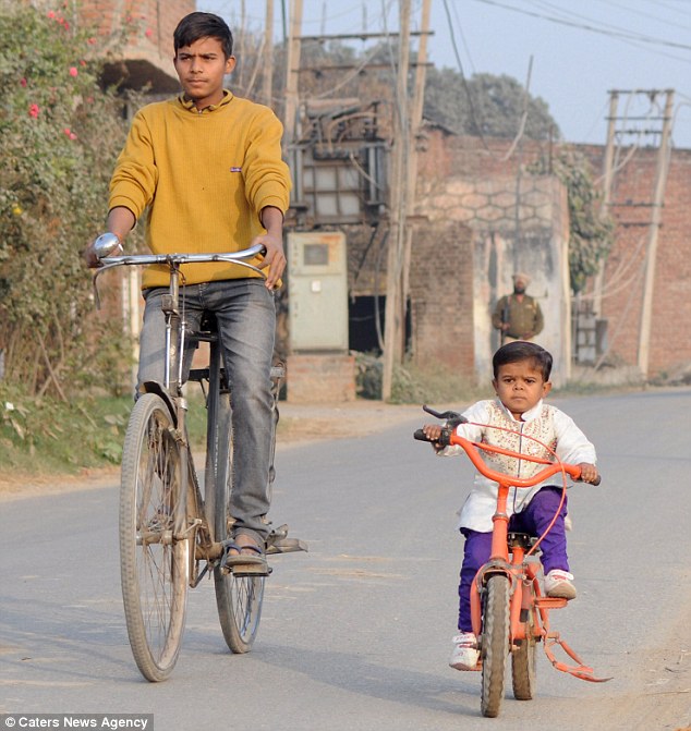 Cậu bé 15 tuổi trong hình hài bé lên 4 - 3