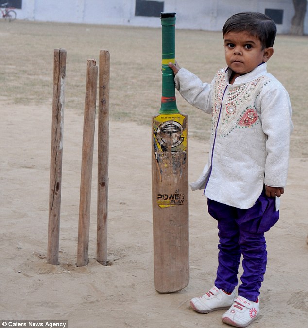 Cậu bé 15 tuổi trong hình hài bé lên 4 - 4