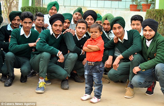 Cậu bé 15 tuổi trong hình hài bé lên 4 - 5