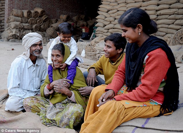 Cậu bé 15 tuổi trong hình hài bé lên 4 - 6