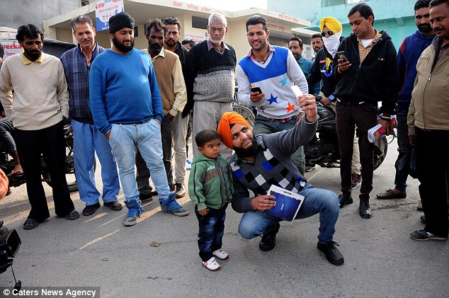 Cậu bé 15 tuổi trong hình hài bé lên 4 - 8