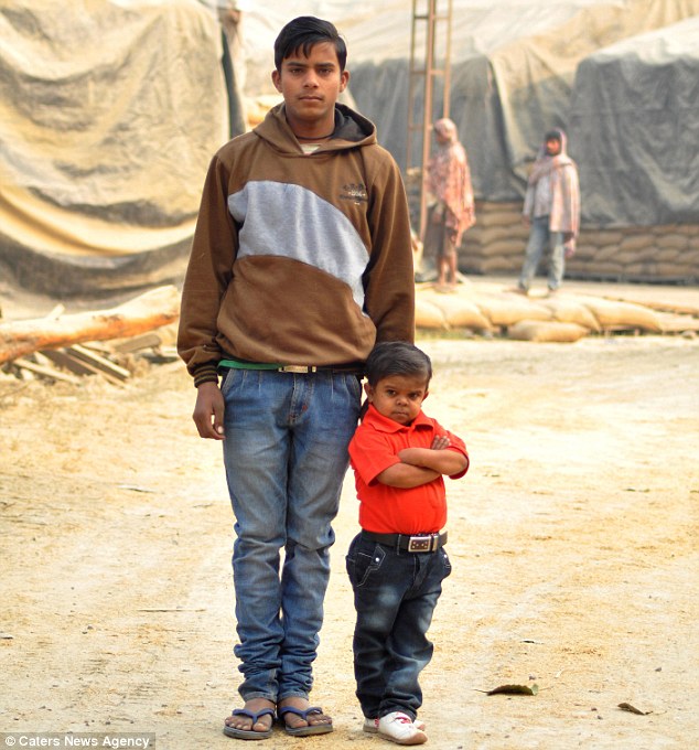 Cậu bé 15 tuổi trong hình hài bé lên 4 - 9