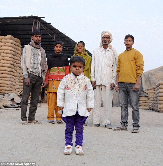 Cậu bé 15 tuổi trong hình hài bé lên 4 - 10