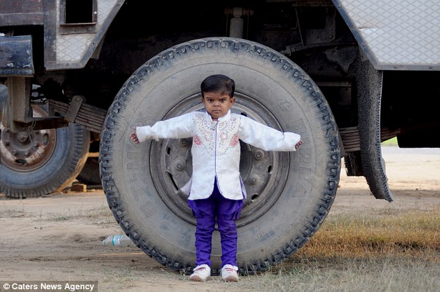 Cậu bé 15 tuổi trong hình hài bé lên 4 - 11