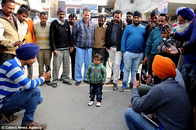 Cậu bé 15 tuổi trong hình hài bé lên 4 - 12