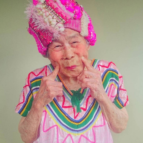 Gu mặc lòe loẹt, bắt mắt của cụ bà 93 tuổi - 1