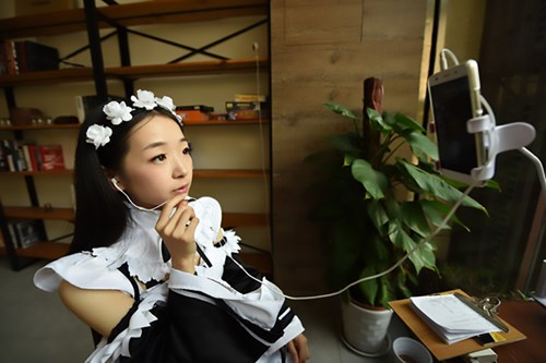 Nhà hàng thuê nữ sinh viên... đút thức ăn cho khách - 7