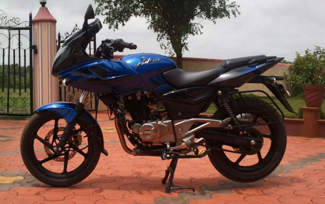 Hiện giá bán của Bajaj Pulsar 220F tại thị trường Ấn Độ là 88.927 Rs (29,74 triệu đồng). Riêng phiên bản Bajaj Pulsar RS200 Demon Black đã xuất hiện ở Việt Nam vào đầu năm 2016 qua một showroom tư nhân, nhưng có giá chát tới hơn 90 triệu đồng
