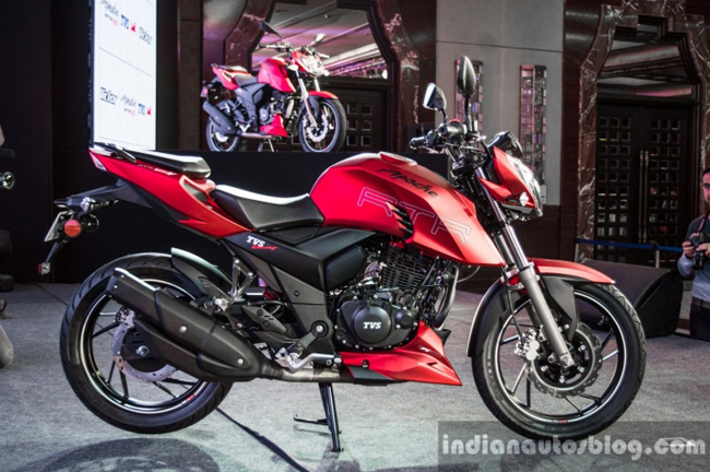 TVS Apache RTR 200 4V sở hữu khối động cơ xi-lanh đơn, dung tích 197.75 cm3, làm mát bằng chất lỏng, công suất 20.2 mã lực hoặc 20.7 mã lực, đi kèm hộp số 5 tốc độ, mức tiêu hao nhiên liệu 45 km/lít
