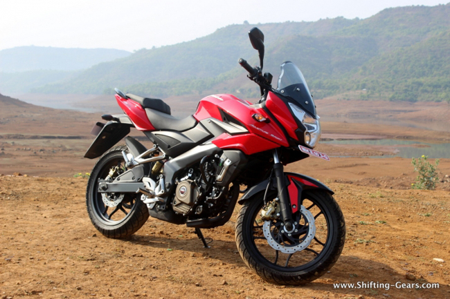2. Bajaj Pulsar AS200 2016. AS200 2016 là dòng xe hướng đến đối tượng khách hàng đam mê du lịch. So với người anh em, AS200 2016 dài hơn 10 mm ở mức 2.070 mm, rộng 804 mm nhỉnh hơn 54 mm và cao 1205 mm hơn 45 mm. Khoảng sáng gầm 167 mm, trọng lượng 145 kg
