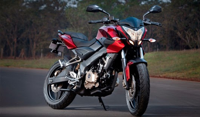 3. Bajaj Pulsar 200NS. Xe có chiều dài 2.017 mm, cao 1.195 mm và rộng 804 mm, chiều dài cơ sở 1.363 mm. Thiết kế của Pulsar 200NS mang dáng dấp của chiếc nakedbike với đuôi vuốt nhọn lên phía trên. Cụm đèn pha hầm hố kiểu chiến binh. Xe sử dụng phanh đĩa cho cả bánh trước và sau, đĩa trước/sau đường kính 280 mm/230 mm, dung tích bình xăng 12 lít
