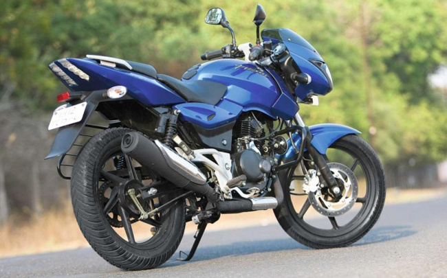 4. Bajaj Pulsar 220F. Xe được trang bị động cơ đơn xy-lanh, dung tích 220 cc, sản sinh công suất 21 mã lực tại 8.500 vòng/phút và mô-men xoắn cực đại 19 Nm tại 7.000 vòng/phút, đi kèm với hộp số 5 cấp
