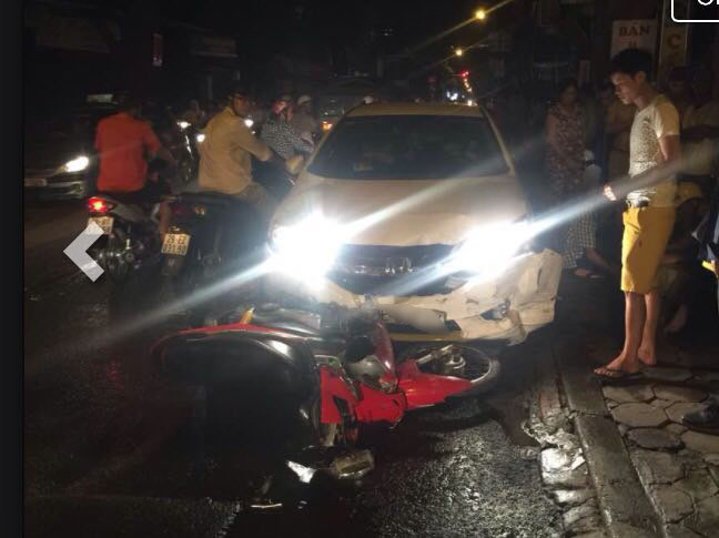 Hà Nội: Ô tô húc hàng loạt xe máy, 4 người bị thương - 1