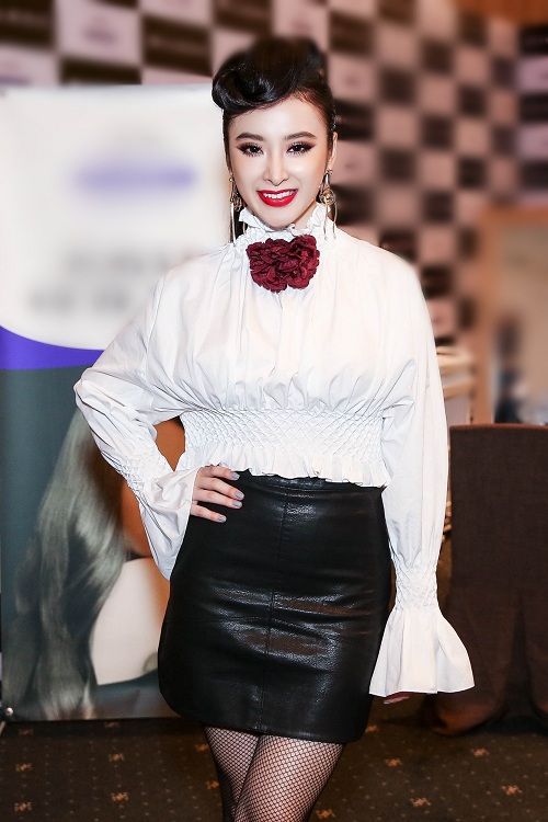 Angela Phương Trinh "kín cổng cao tường" trên thảm đỏ - 1