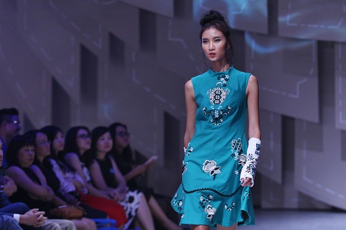 Angela Phương Trinh "kín cổng cao tường" trên thảm đỏ - 6