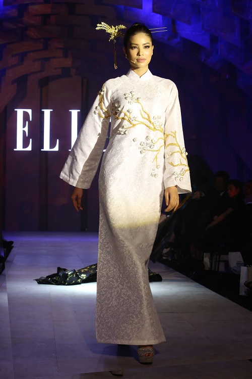 Angela Phương Trinh "kín cổng cao tường" trên thảm đỏ - 11