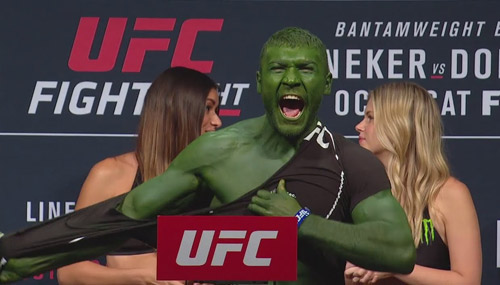 UFC: “Người khổng lồ xanh” xé áo nạt nộ đối thủ - 1