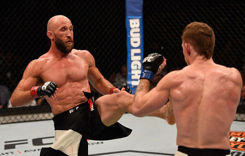 UFC: “Người khổng lồ xanh” xé áo nạt nộ đối thủ - 5