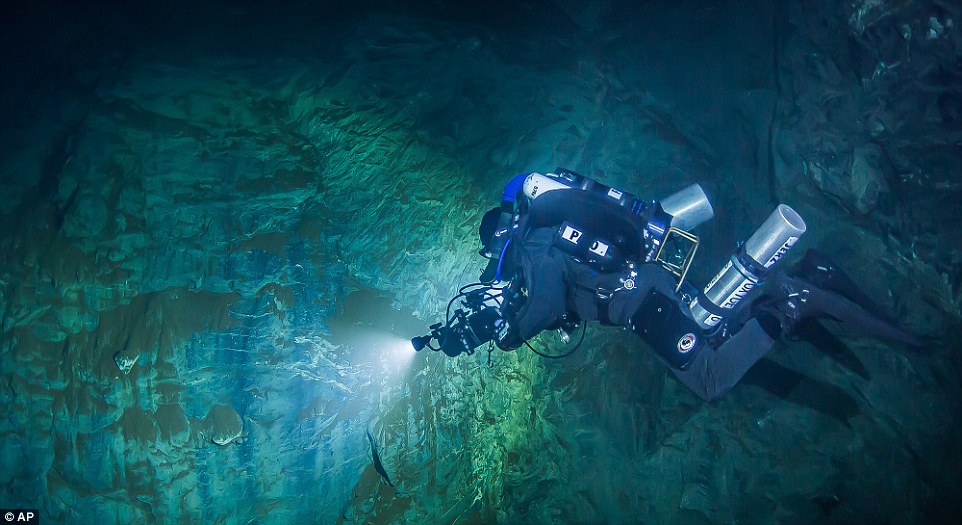 Phát hiện hang động sâu nhất thế giới, chưa dò thấy đáy - 1