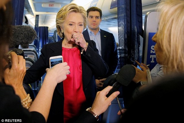 Bà Clinton ho sù sụ, phải nhờ mật vụ dìu xuống khán đài - 3