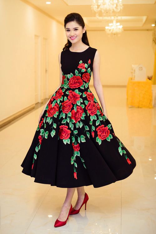 Đỗ Mỹ Linh, Hà Anh khoe dáng "đồng hồ cát" - 5