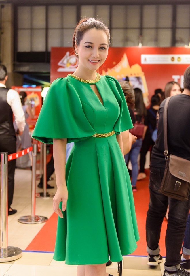 Đỗ Mỹ Linh, Hà Anh khoe dáng "đồng hồ cát" - 8