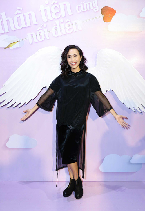 Đỗ Mỹ Linh, Hà Anh khoe dáng "đồng hồ cát" - 5