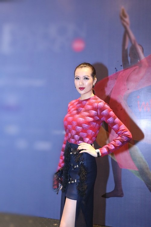 Hoàng Yến tái xuất với khuôn mặt vô hồn - 8