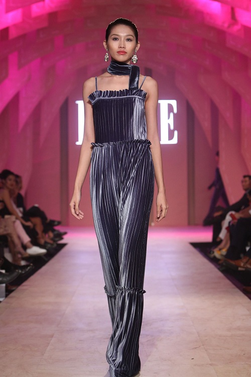 Hoàng Yến tái xuất với khuôn mặt vô hồn - 8