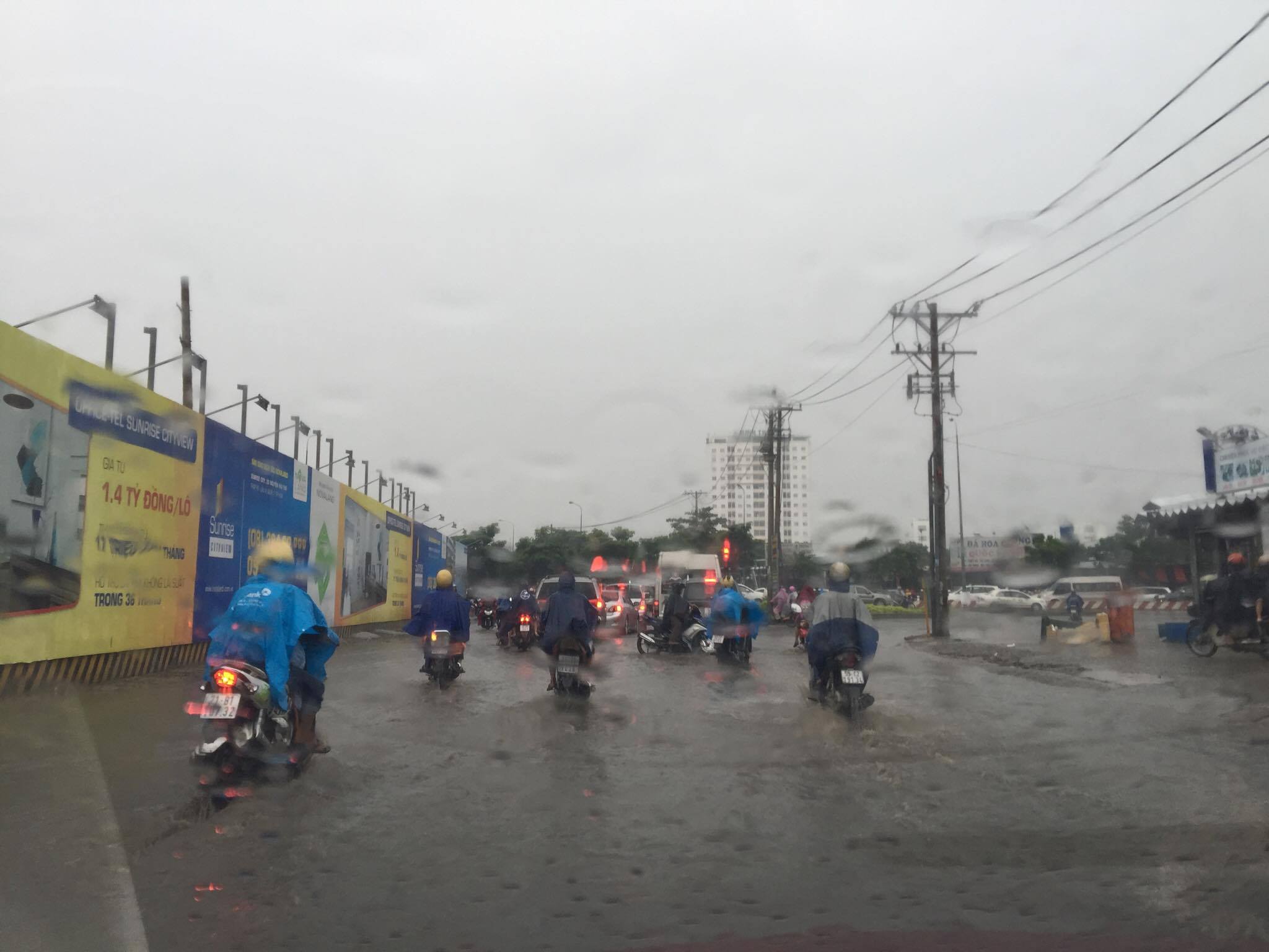 Sài Gòn mưa mù trời, giao thông hỗn loạn - 1
