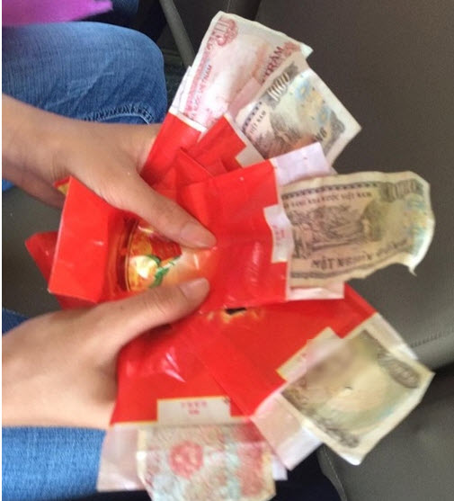 Đội bê tráp bức xúc vì được lì xì 500-1.000 đồng - 2