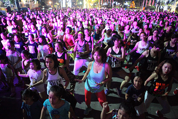 Chị em nóng bỏng nhảy Zumba trên phố Hà Nội - 2