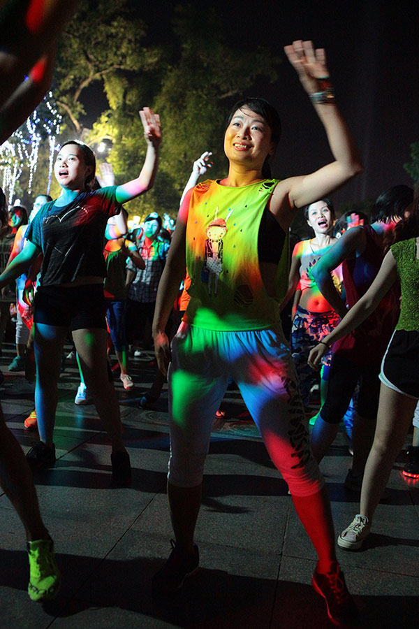 Chị em nóng bỏng nhảy Zumba trên phố Hà Nội - 7
