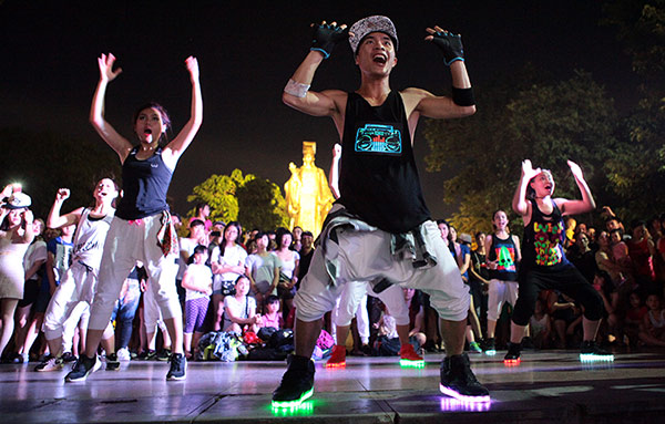 Chị em nóng bỏng nhảy Zumba trên phố Hà Nội - 6