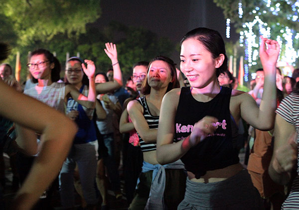 Chị em nóng bỏng nhảy Zumba trên phố Hà Nội - 4
