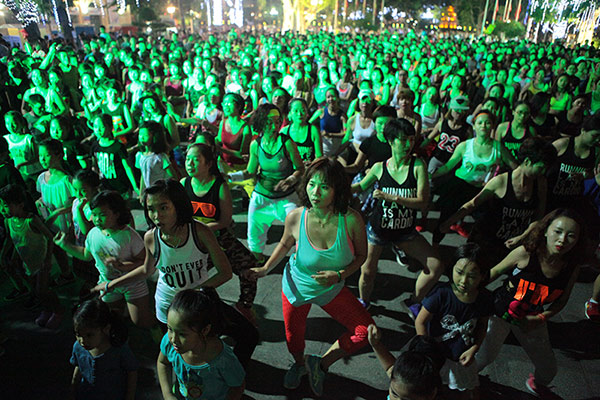 Chị em nóng bỏng nhảy Zumba trên phố Hà Nội - 5
