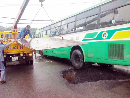 TP.HCM: Xe buýt sụp “hố tử thần”, hành khách khóc thét - 1