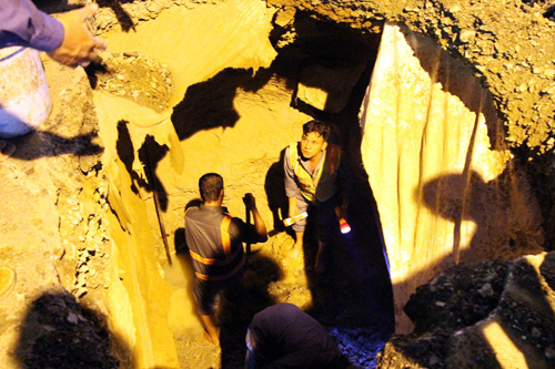 TP.HCM: Xe buýt sụp “hố tử thần”, hành khách khóc thét - 4