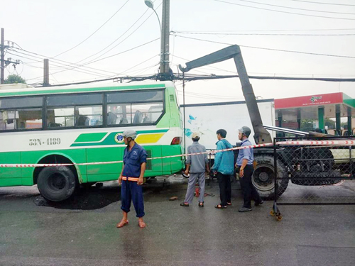 TP.HCM: Xe buýt sụp “hố tử thần”, hành khách khóc thét - 2