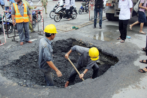 TP.HCM: Xe buýt sụp “hố tử thần”, hành khách khóc thét - 3