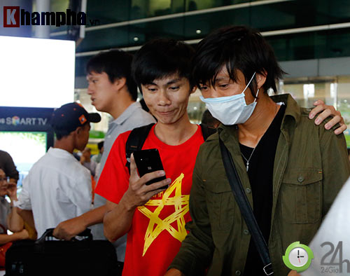 Fan nữ xinh đón Công Phượng, Tuấn Anh đeo khẩu trang bí ẩn - 4