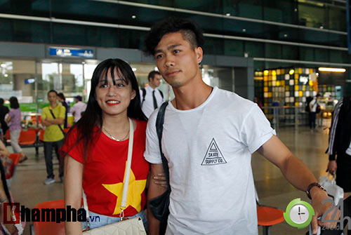 Fan nữ xinh đón Công Phượng, Tuấn Anh đeo khẩu trang bí ẩn - 5