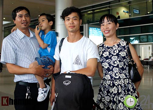 Fan nữ xinh đón Công Phượng, Tuấn Anh đeo khẩu trang bí ẩn - 7