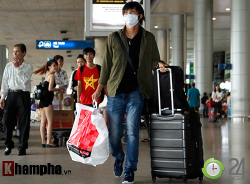 Fan nữ xinh đón Công Phượng, Tuấn Anh đeo khẩu trang bí ẩn - 6